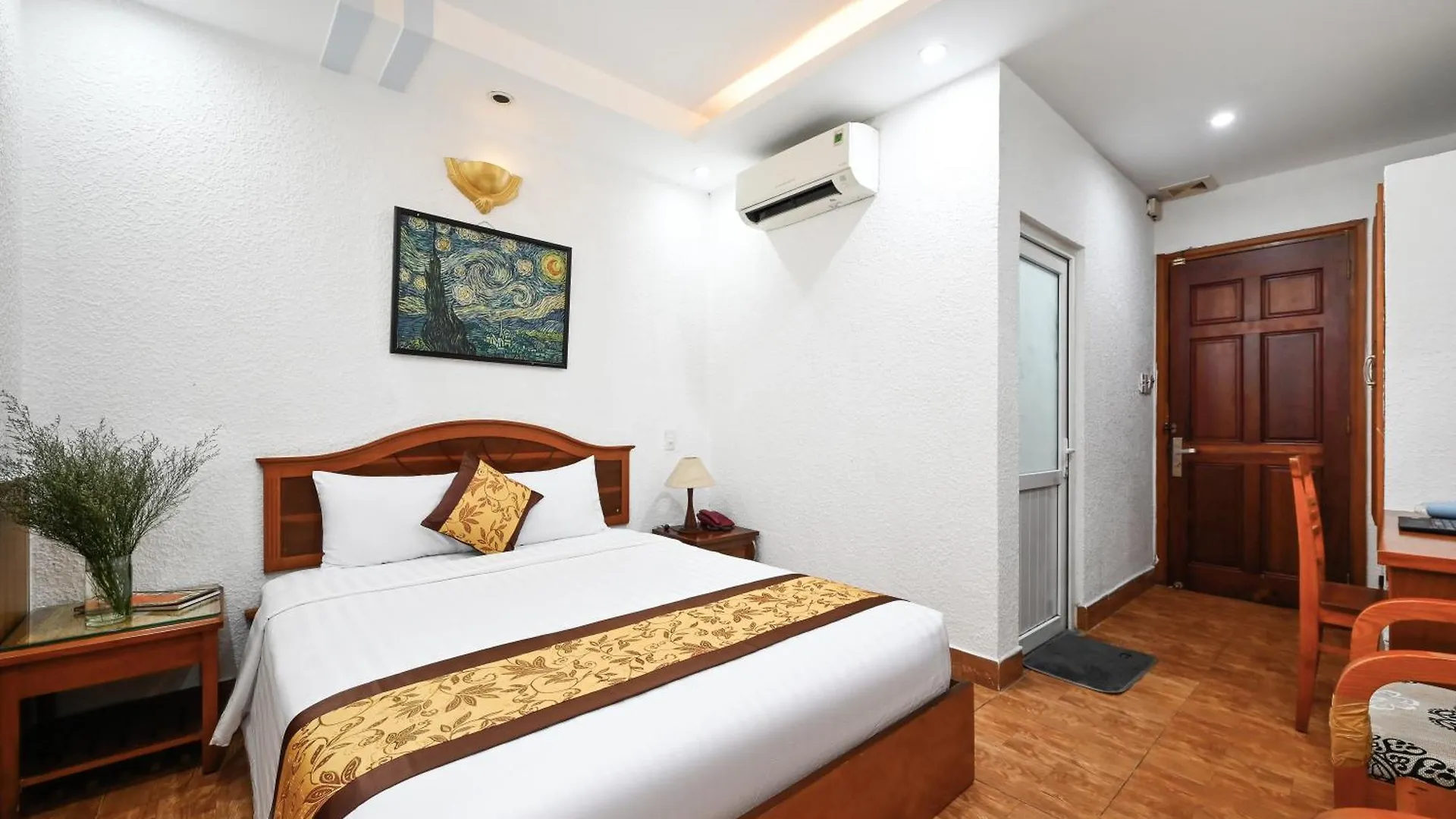 Queen Hotel Saigon Airport Ho Chi Minh City 3*,